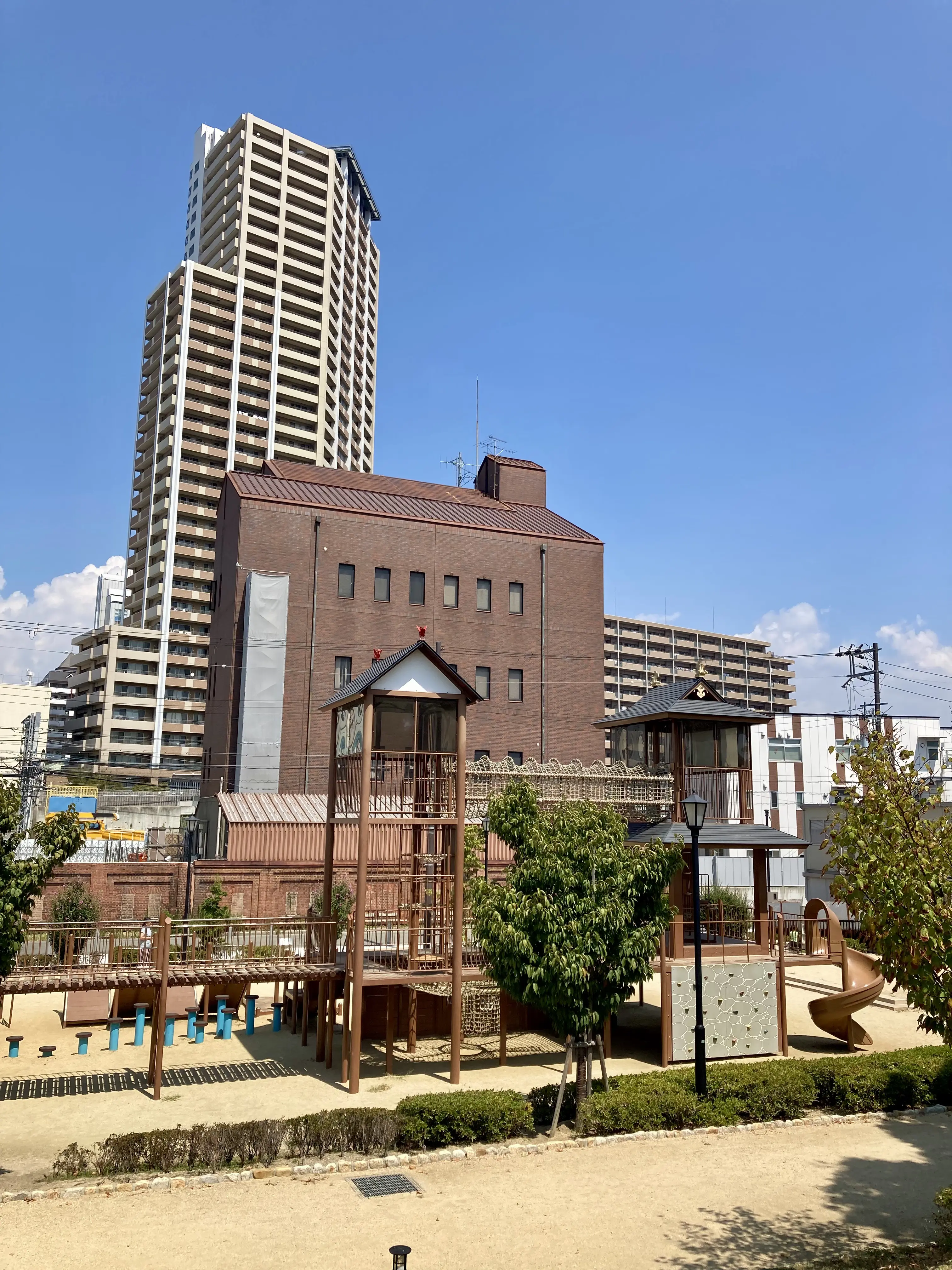 尼崎城の復興天守と周囲の都市風景。