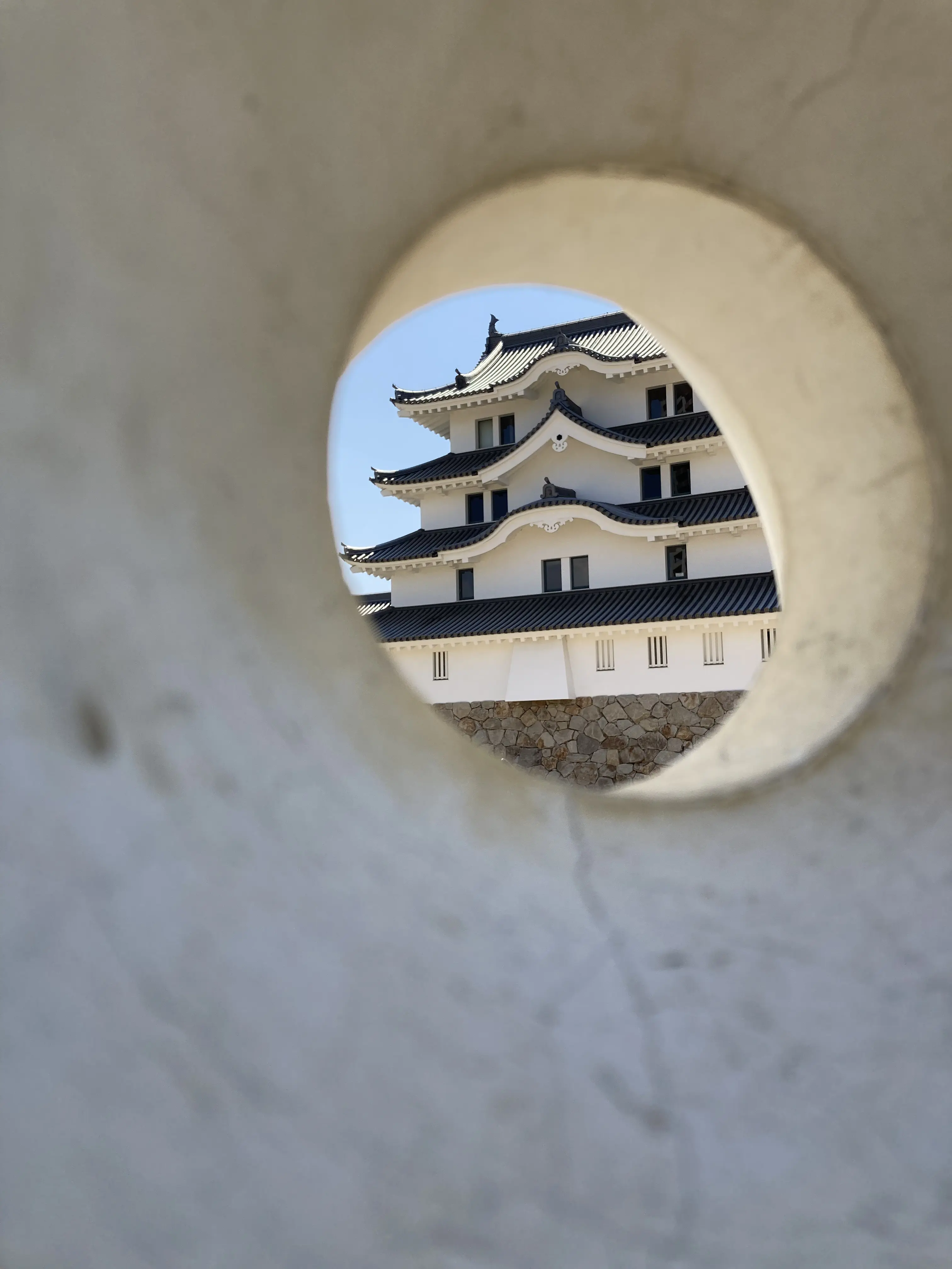 尼崎城の復興天守と周囲の都市風景。