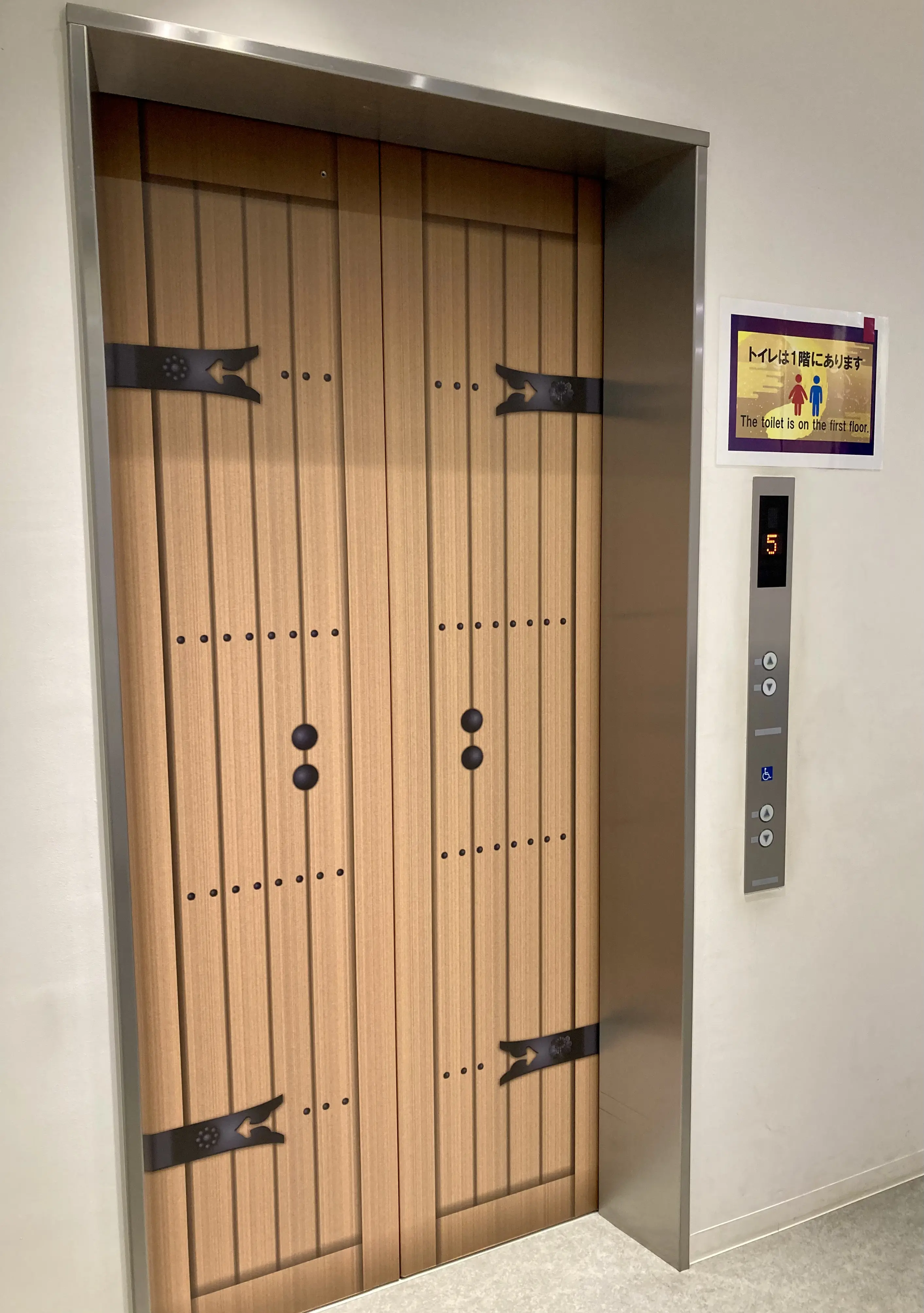 尼崎城の復興天守と周囲の都市風景。