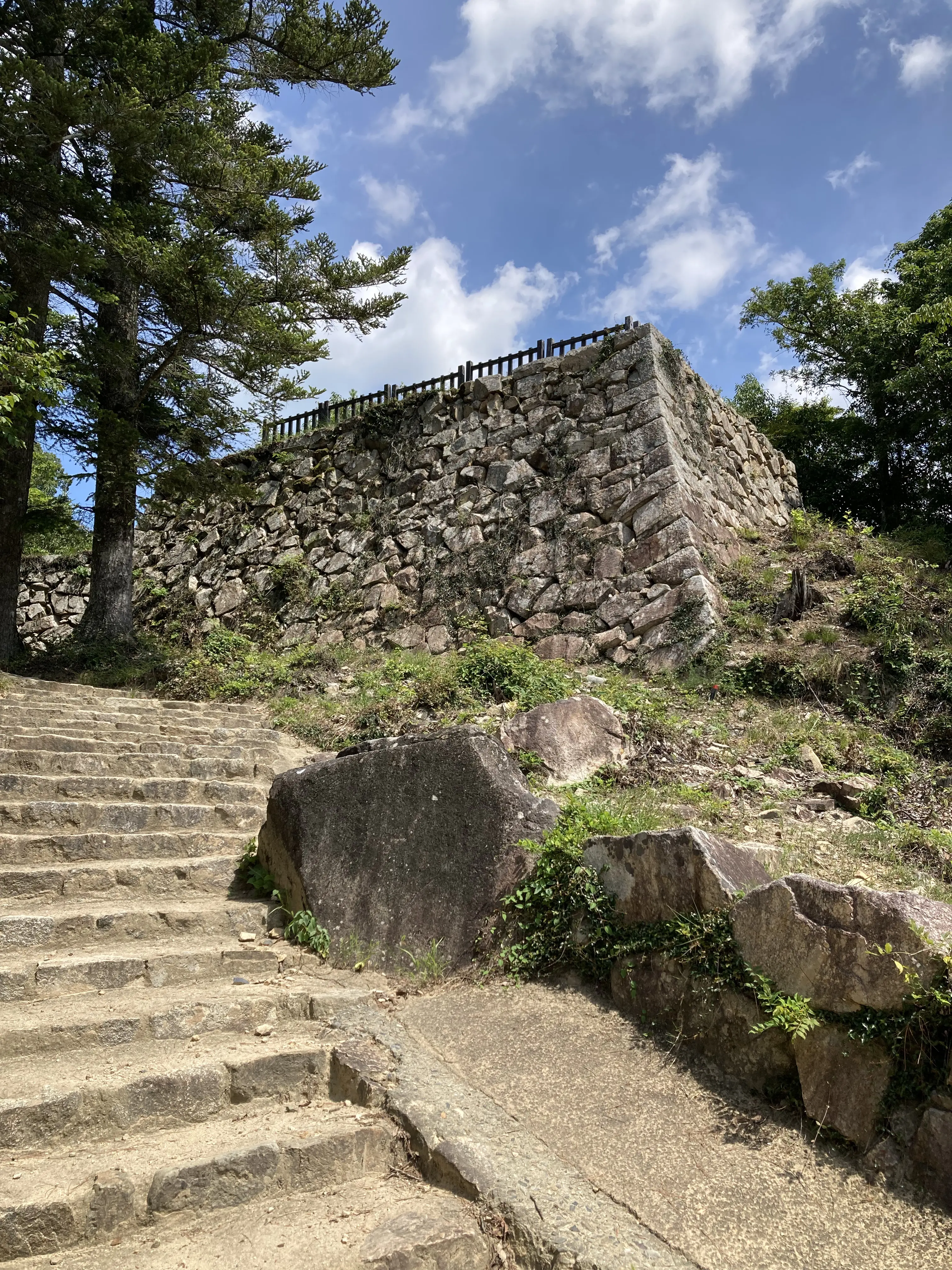 備中松山城の天守と石垣。山の稜線にのる天空の山城。