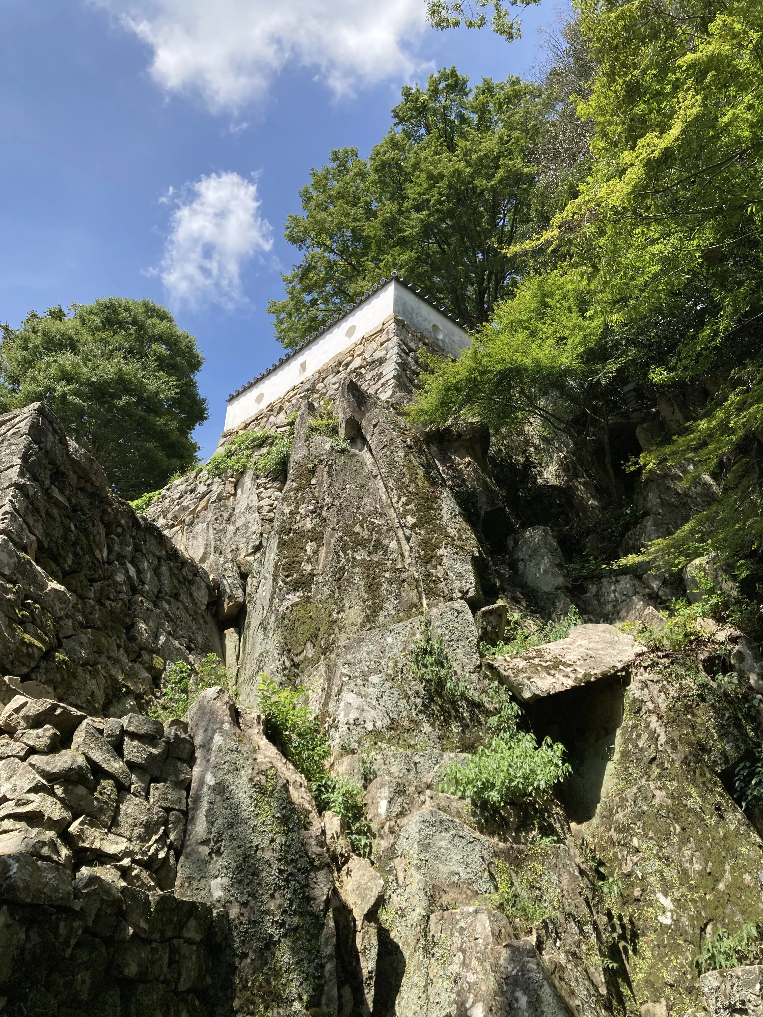備中松山城の天守と石垣。山の稜線にのる天空の山城。