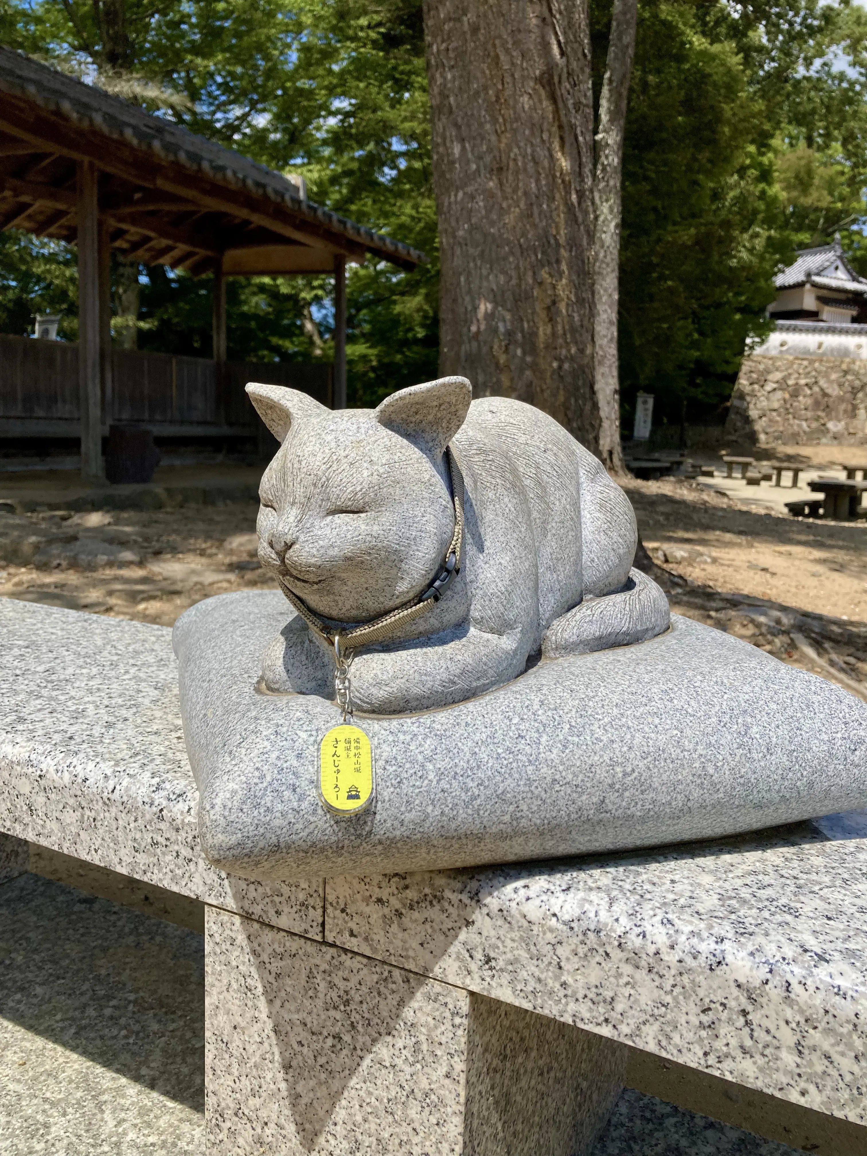 備中松山城の天守と石垣。山の稜線にのる天空の山城。