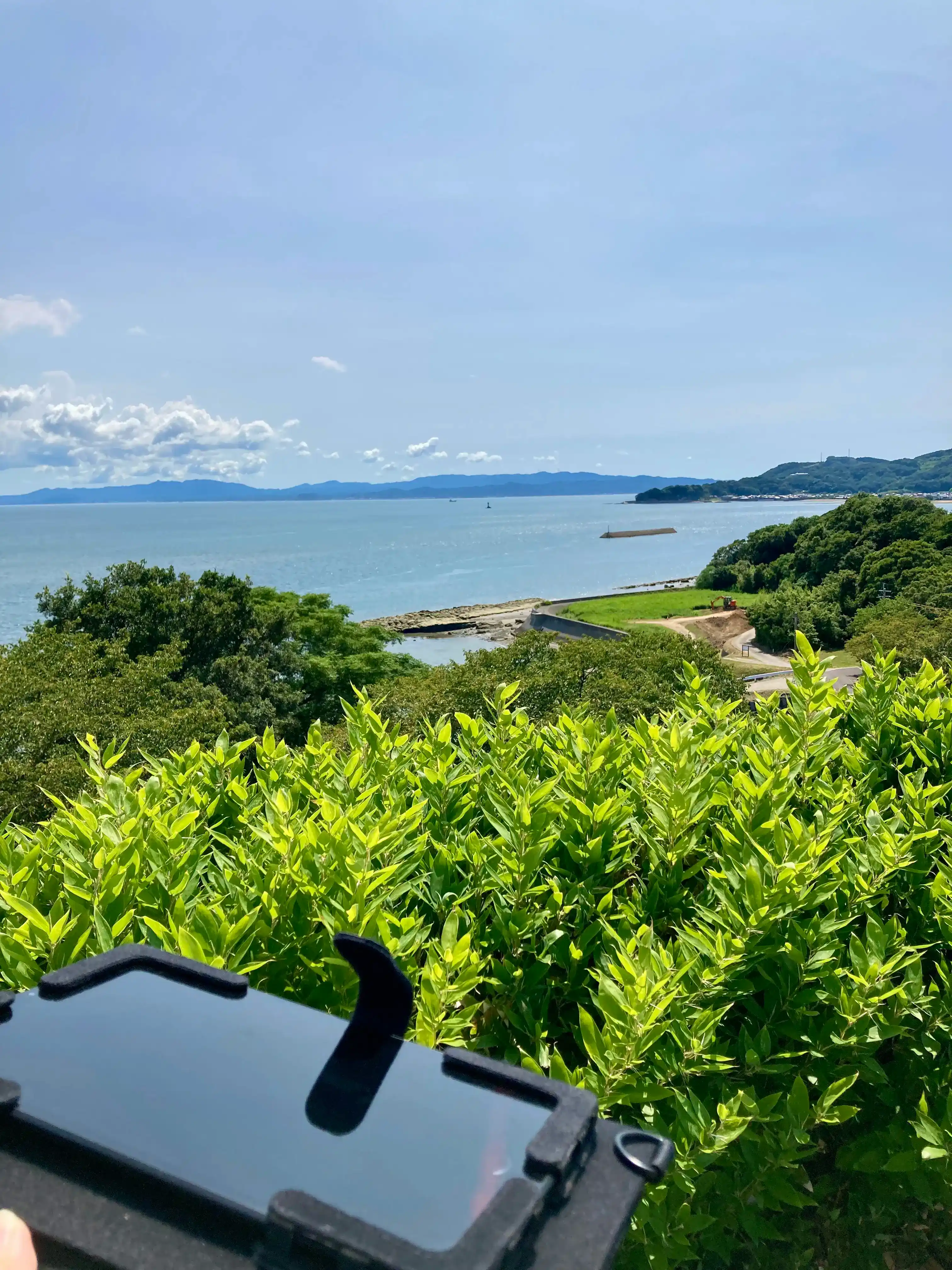 静かな海を見下ろす原城跡の土塁と曲輪跡