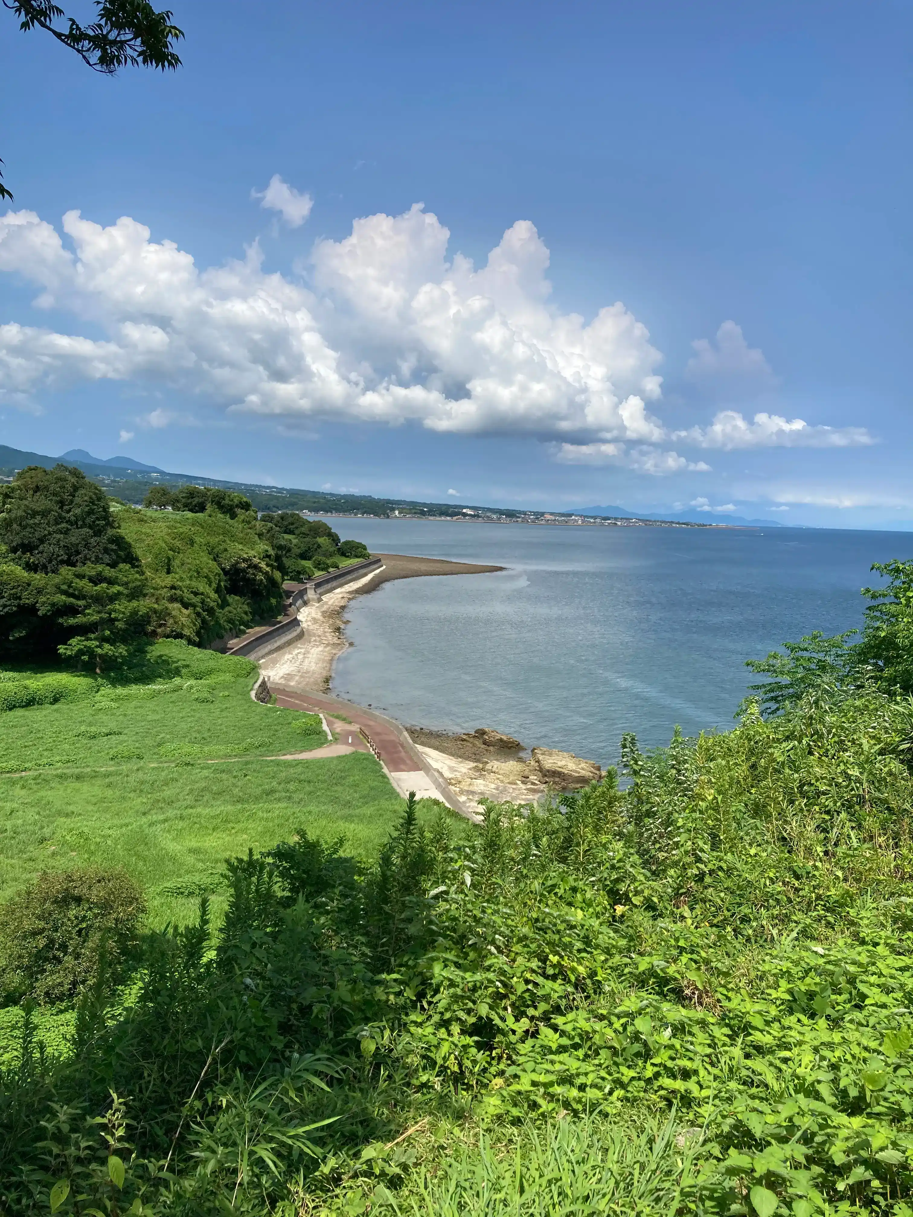 海を背に原城跡へと続く道と海岸線
