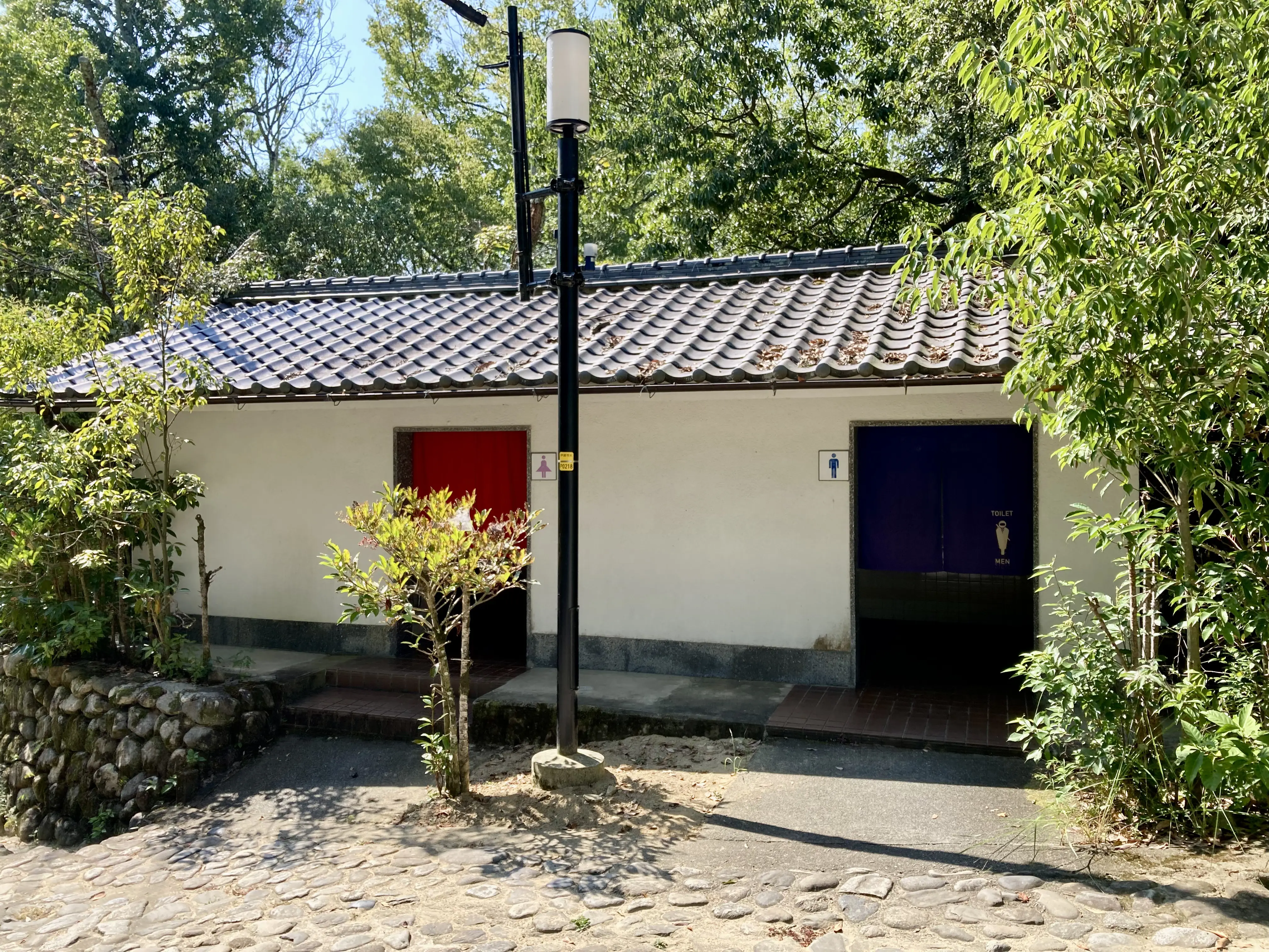 伊賀上野城の高石垣と白壁の天守。