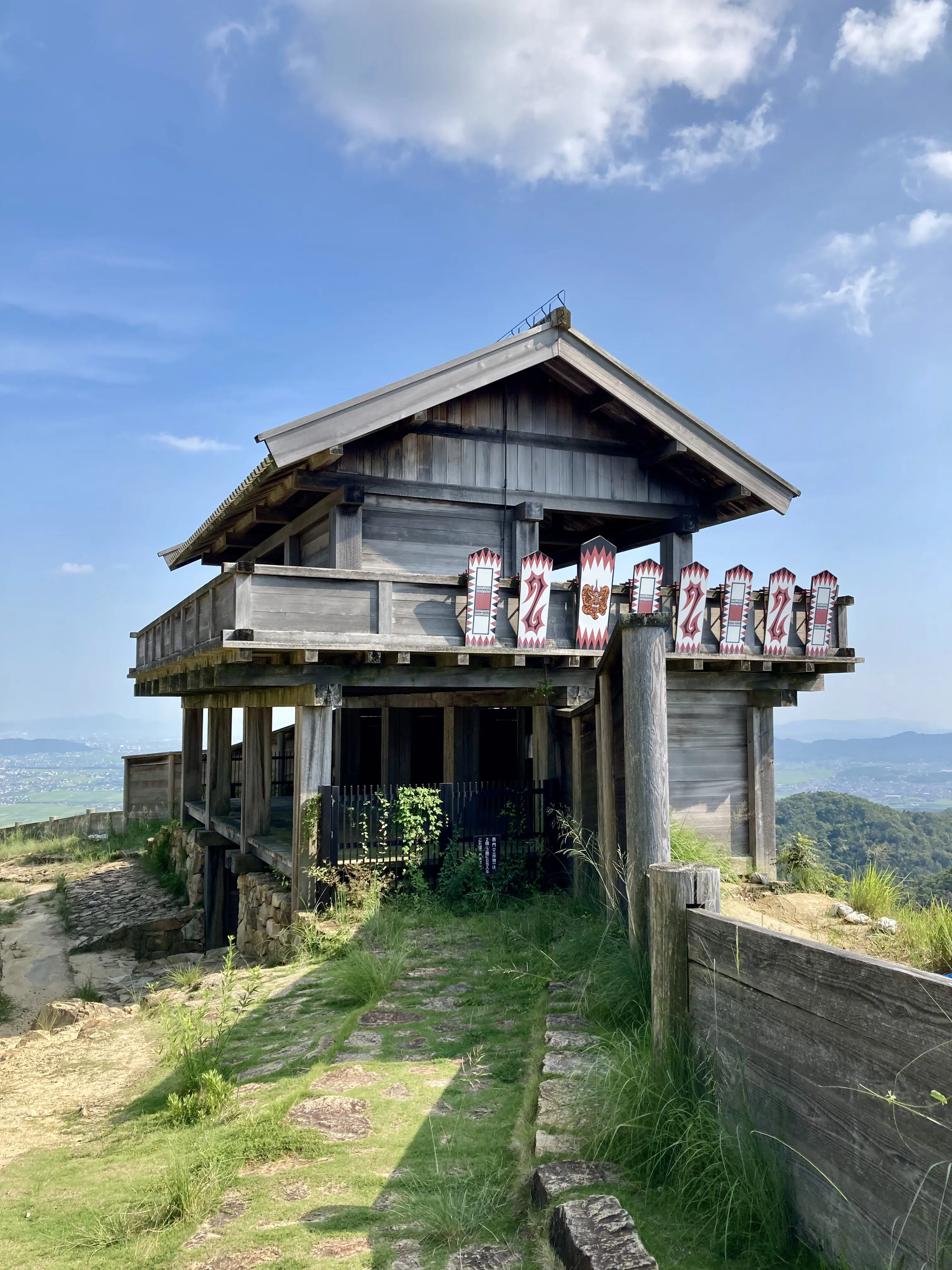 鬼ノ城の復元西門と版築土塁。総社平野を見下ろす。