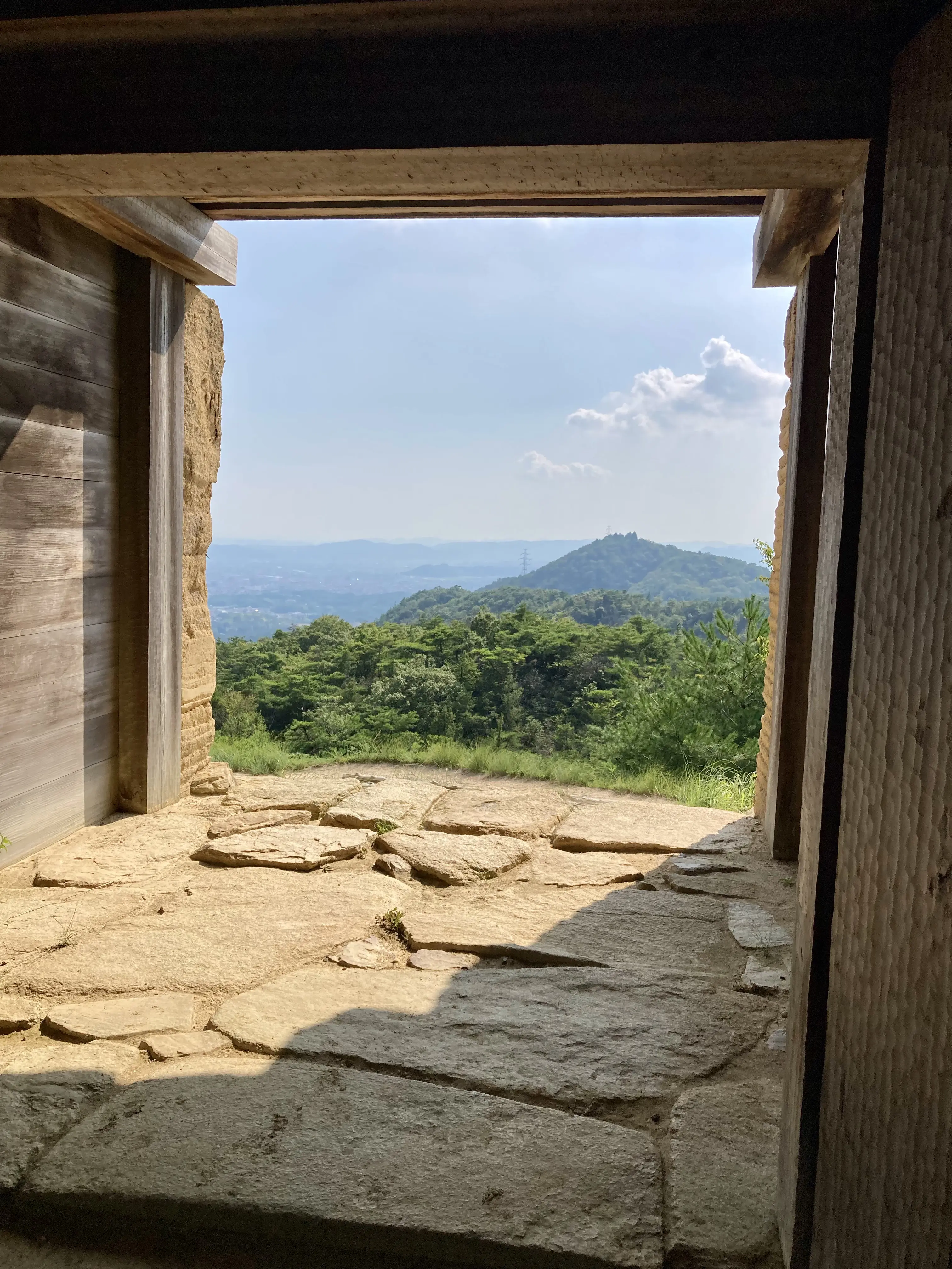 鬼ノ城の復元西門と版築土塁。総社平野を見下ろす。