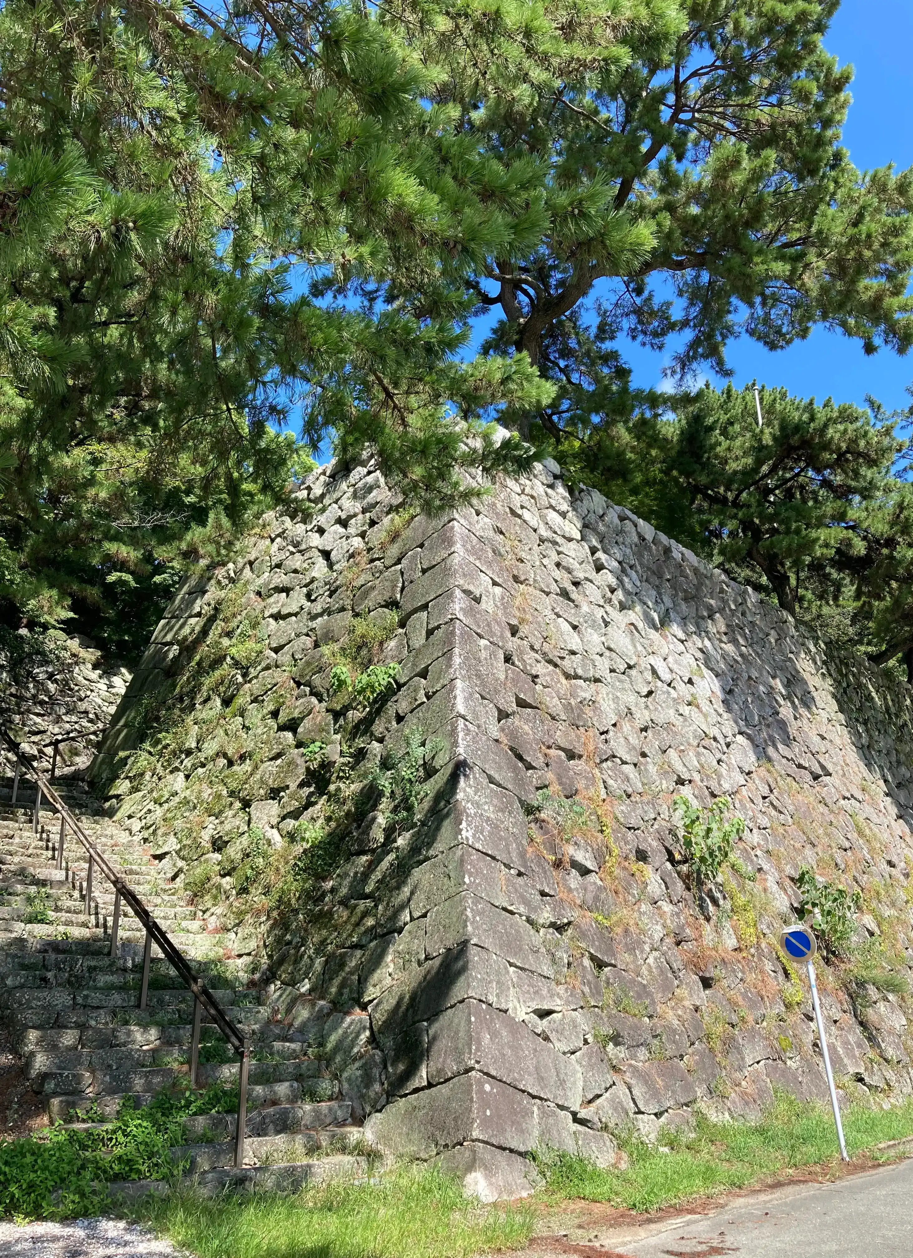 久留米城本丸付近の石垣と城内の様子