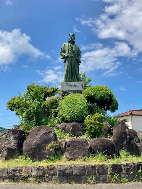 鬼池港のフェリーターミナルと島鉄フェリー
