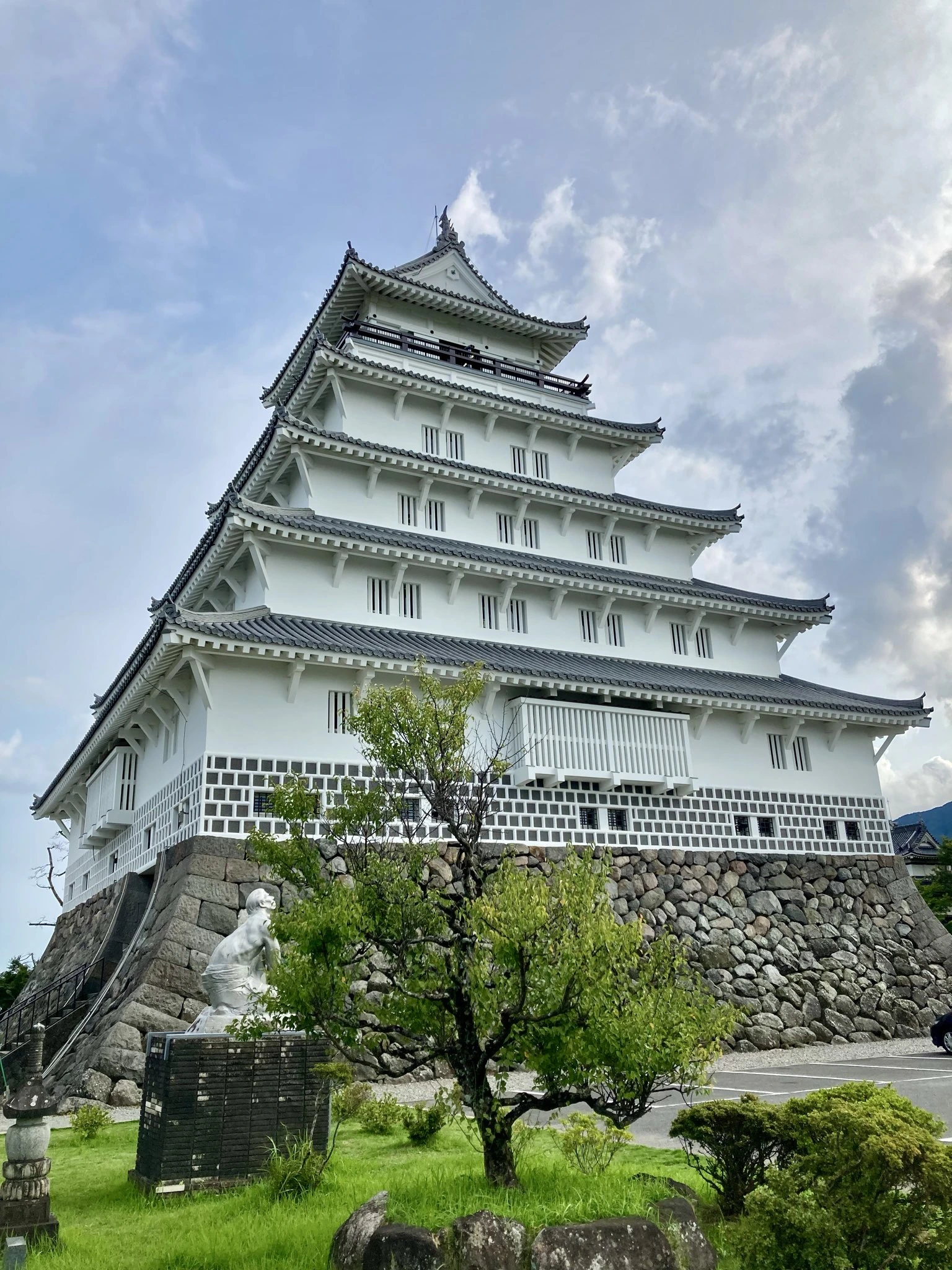 白壁の五層天守がそびえる