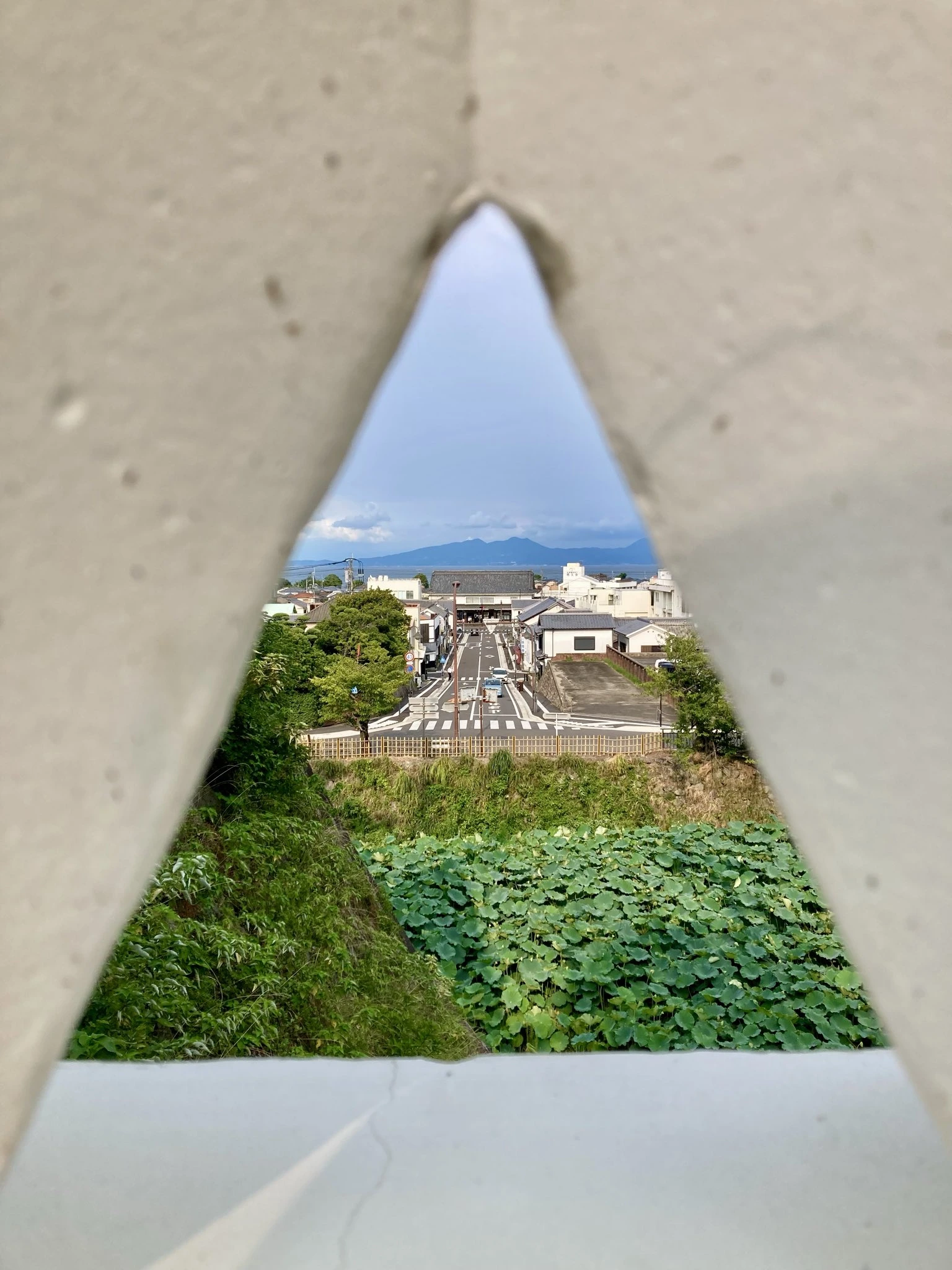 狭間から見える島原駅