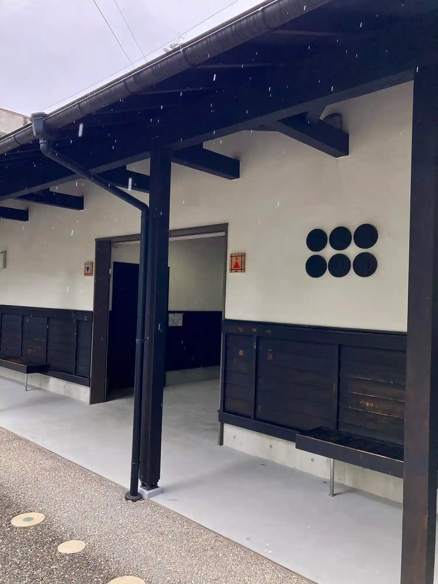 上田城二の丸 博物館側にある六文銭があしらわれたトイレ外観