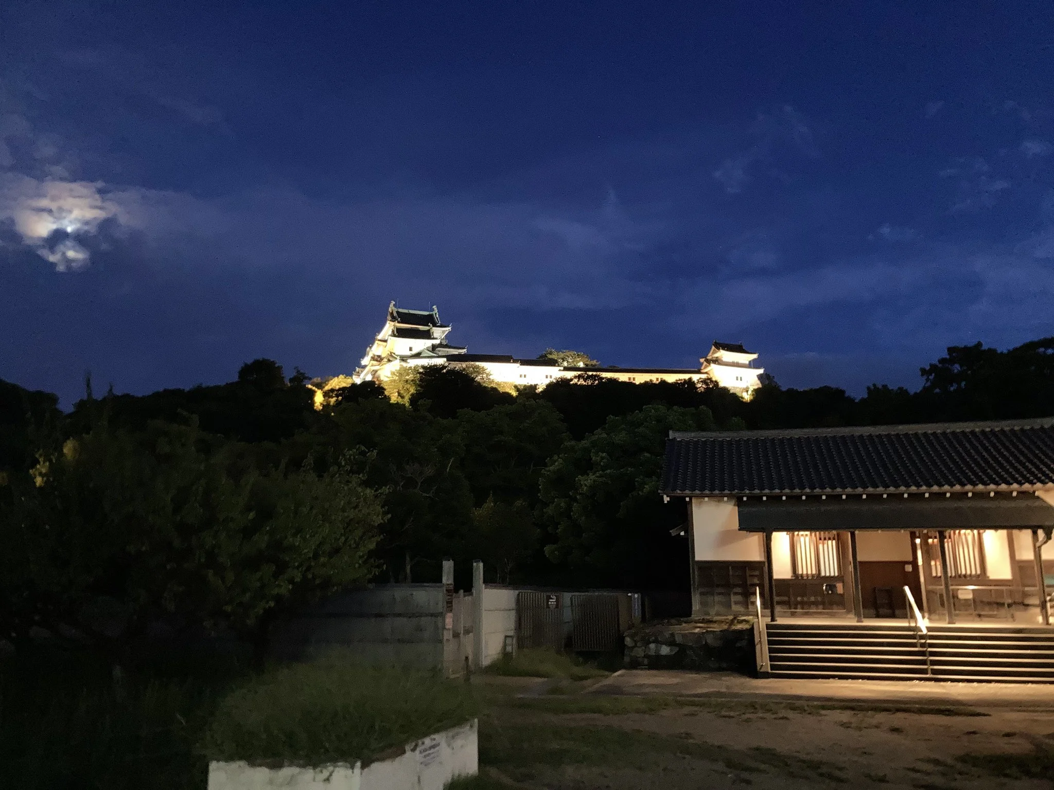 和歌山城 西の丸近くにある天守を望む公衆トイレ外観